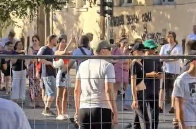 Država krenula u „lov“ na studente: Niču barikade širom Beograda VIDEO
