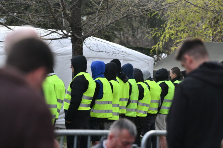 Studenti PMF-a iz Novog Sada: Ćacijima iz Niša oblače majice veterana