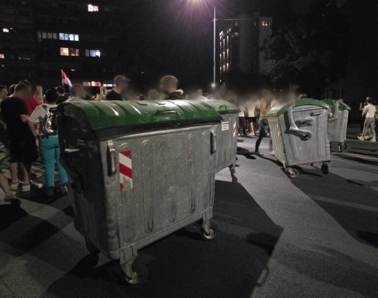 Srbija blokirana: Građani traže izbore i raspuštanje Ćacilenda, Dačić prijeti novim hapšenjima