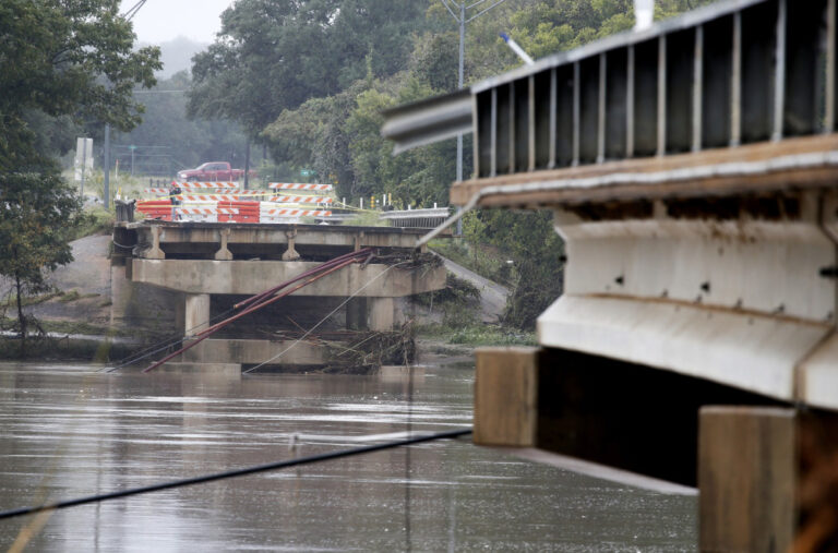 Şrušio se čelični most na zapadu Indije; Ima mrtvih