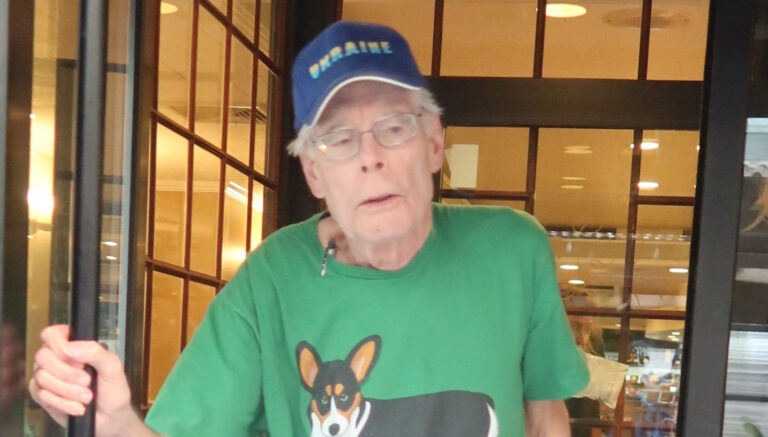 Stiven King ismijava Trampa: Objavio bizarnu fotografiju sa AI FOTO