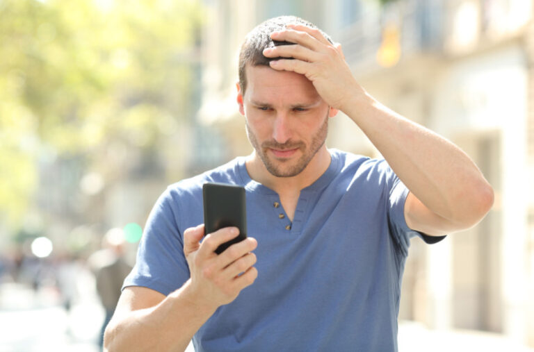 Greškom dobio poruku šefa da planira da mu da otkaz: „Još mi krv vri kad se setim“ FOTO