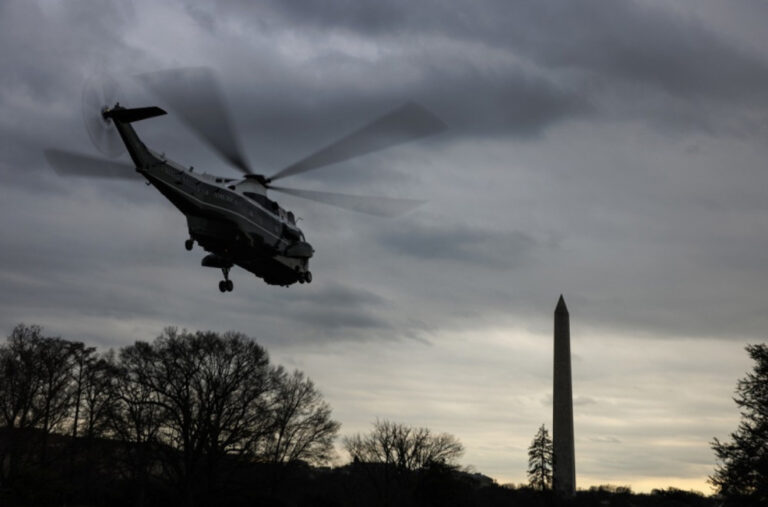 Haos u Detroitu zbog poslednje želje stanovnika: Iz helikoptera zasuli ulice novčanicama VIDEO