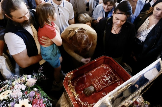 Na hiljade vjernika se poklonilo ruci Svetog Save na Vračaru