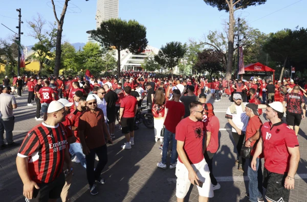 Skandal u Tirani: Albanci uništili srpsku zastavu VIDEO
