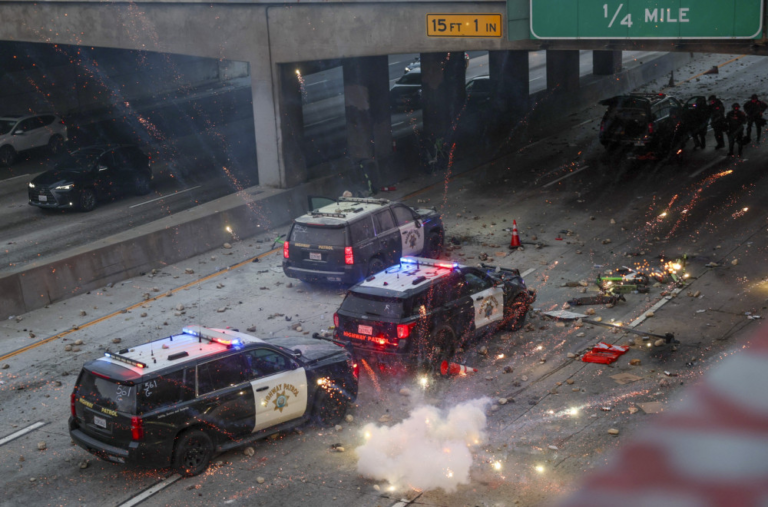 Stiglo oklopno vozilo, helikopter kruži iznad kritične zone; Tramp poslao 2.000 gardista na demonstrante FOTO