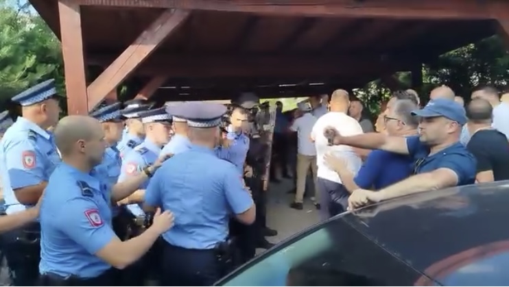 Tenzije, psovke, guranje…: Incidenti ispred kuće uhapašenog Milana Miličevića