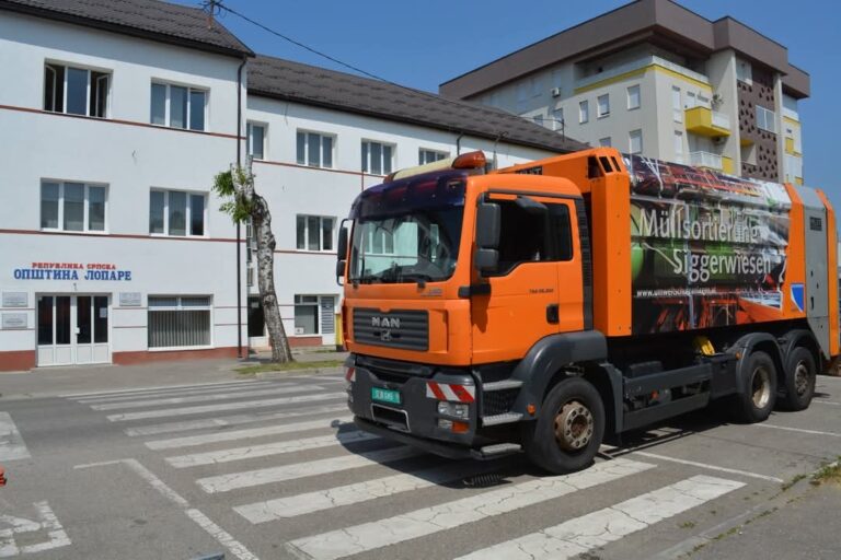 Grad Salcburg donirao opštini Lopare kamion za prikupljanje čvrstog otpada