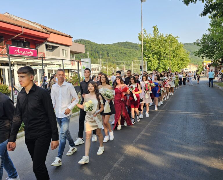 Mali maturanti uljepšali ugljevičke ulice: Defile za pamćenje