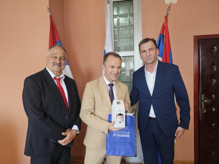 Ugljevički „Kompred“ dobio vozilo za čvrsti otpad: Dar od gradonačelnika Salzburga