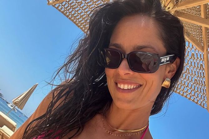 Zgodnija nego ikad – Ana Ivanović u roze kupaćem oduševila sve na moru