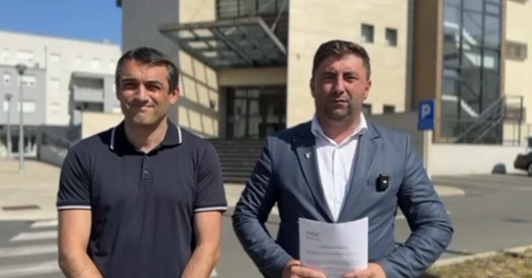 Petrović ispred Ustavnog suda RS: „Za 18 mjeseci Bijeljini oteto 17 miliona KM“