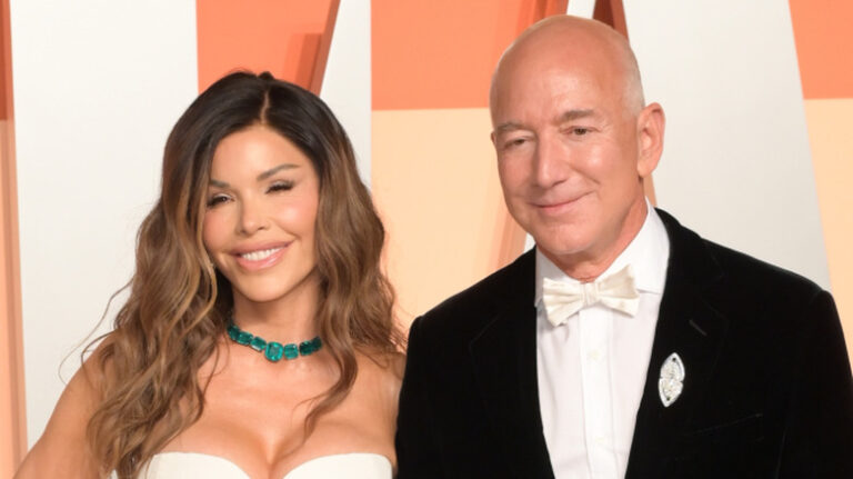 Par bježi iz centra posle bizarnih protesta: Prete krokodilima