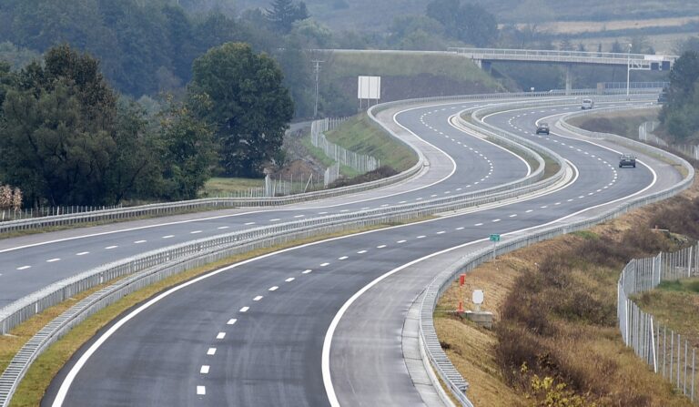 Autoputevi RS: Zbog izrade horizontalne signalizacije, izmjenjen režim saobraćaja