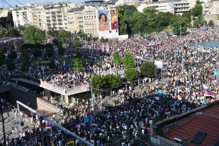 Počeo protest „Vidimo se na Vidovdan“: Rijeke ljudi se slivaju prema Slaviji: Studenti ponovo na podlaktici ispisuju krvnu grupu i brojeve telefona roditelja