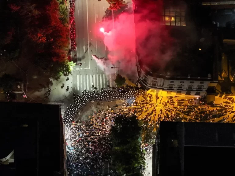 Incidenti u Beogradu: Žandarmerija potiskuje građane, poznato koliko je građana bilo na protestu