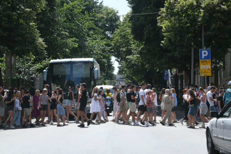 Sprdnja sa državom Srbijom!: Građani neprekidno prelaze jedan, pa drugi pješački prelaz