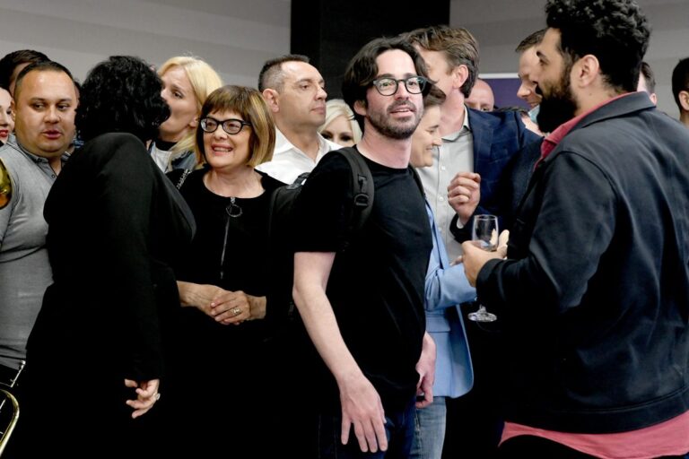 Studenti FON-a poručili Vučićevom marketinškom savjetniku, Izraelcu Sruliku Ajnhornu: „Odgovaraćeš za svako zlo koje si nanio ovom napaćenom narodu!“