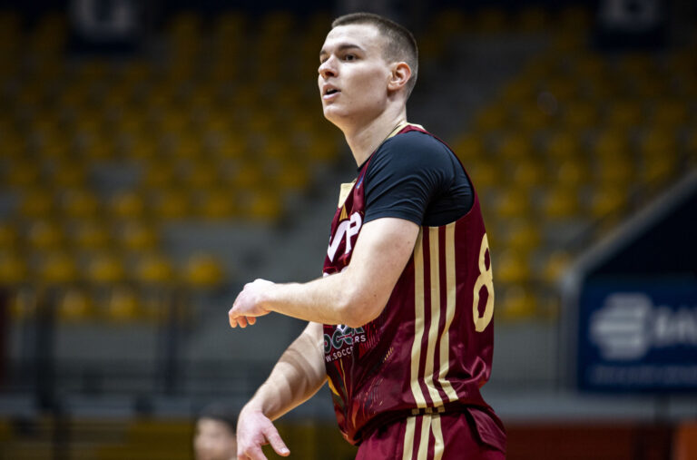 Priveden srpski košarkaš zbog podizanja tri prsta; Mediji pitaju: A „Za dom spremni“?