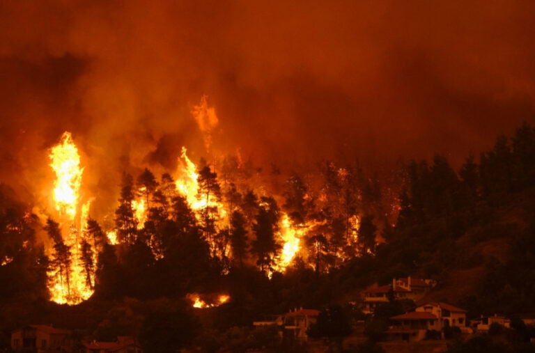 Veliki požar u Grčkoj: Naređena hitna evakuacija VIDEO