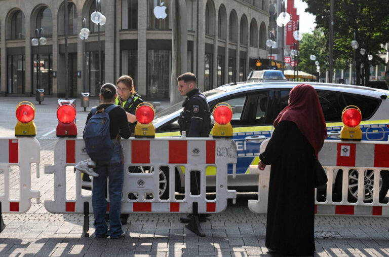 Strašna nesreća u Frankfurtu: Vozač se zaletio na biciklističku stazu; Ima mrtvih
