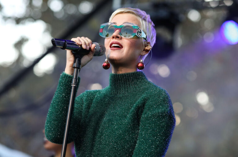 Drama na koncertu Kejti Peri: Umalo pala sa velike visine, publika uznemirena