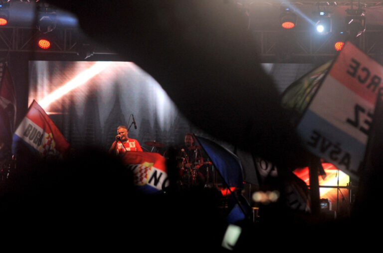 Hrvatski mediji tvrde da je na Tompsonov koncert došlo upola manje ljudi od najavljenog FOTO/VIDEO