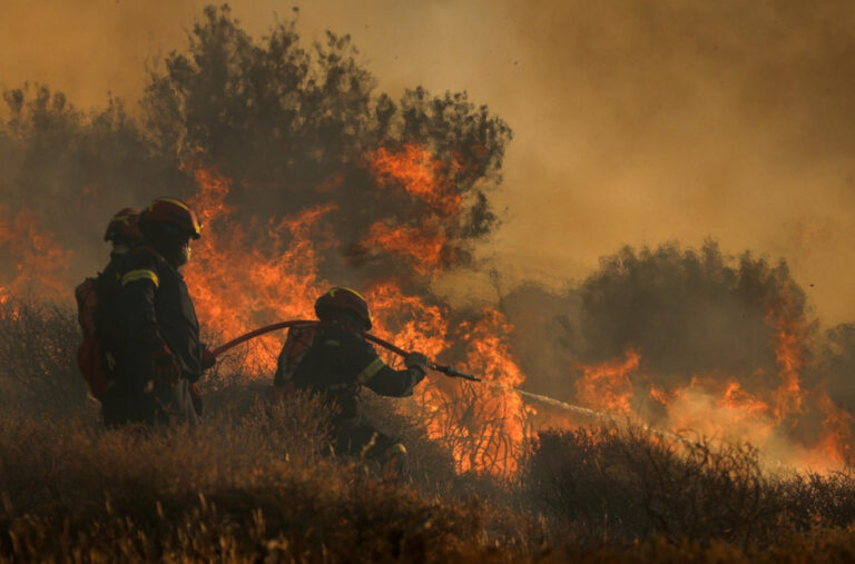 Veliki požar u blizini Atine