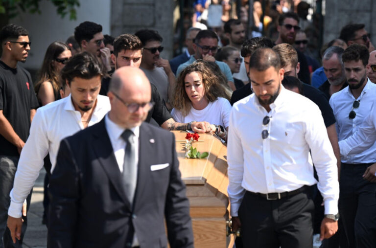 Potresni prizori na sahrani poznatog fudbalera: Skrhana supruga došla obučena u bijelo, nema od bola FOTO