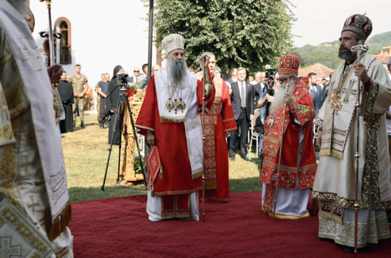 Godišnjica zločina nad 3.267 Srba u Bratuncu; Porfirije: Vjerom postajemo sposobni da oprostimo jedni drugima