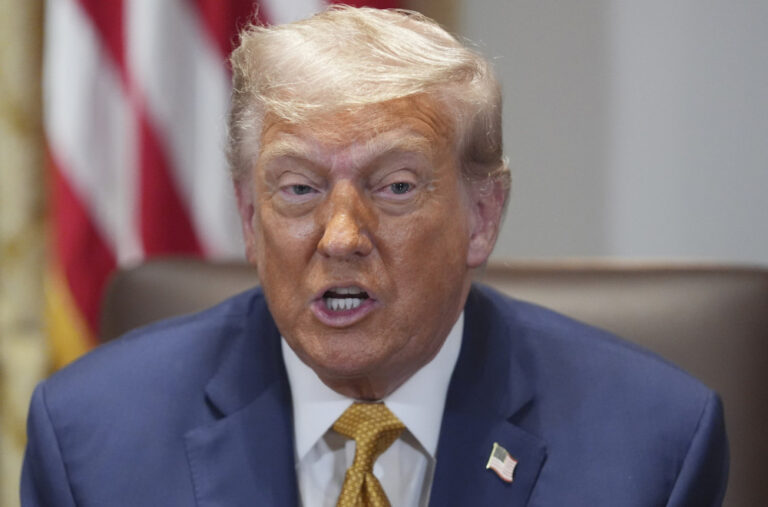 Tramp oštro napao Putina: „Zasipa nas gomilom s*anja“ VIDEO