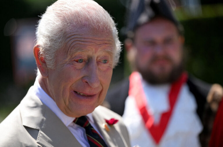 Posebni rituali kralja Čarlsa: Sa sobom na put nosi bizarne stvari, čak i dasku za WC šolju