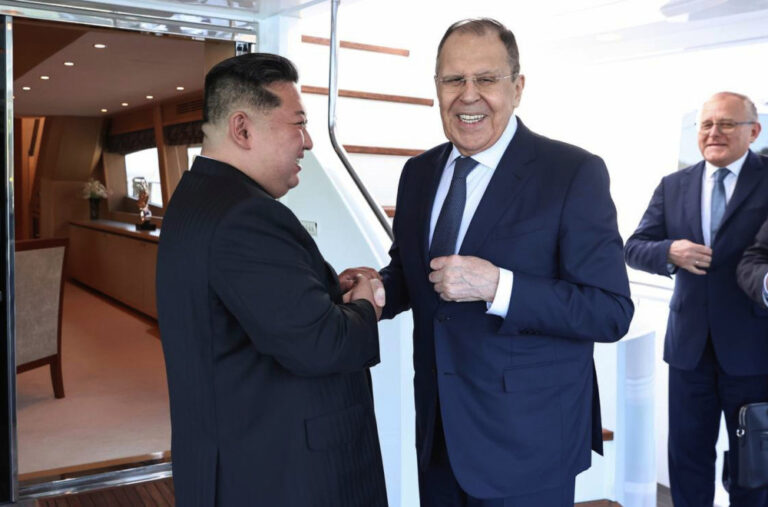 Lavrov se sastao sa Kim Džong Unom: Prenio mu poruku od Putina