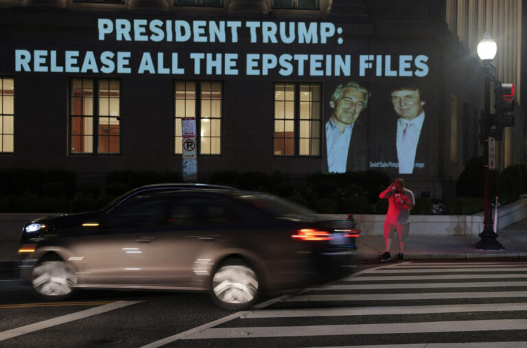 Isplivali novi dokazi o Trampovom druženju sa ozloglašenim Epstajnom FOTO/VIDEO