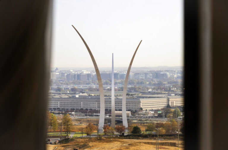 Skandal trese Pentagon: Procurilo pismo