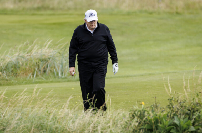 Tramp igra golf, a za to vrijeme protest; Na stotine okupljenih širom Škotske FOTO/VIDEO