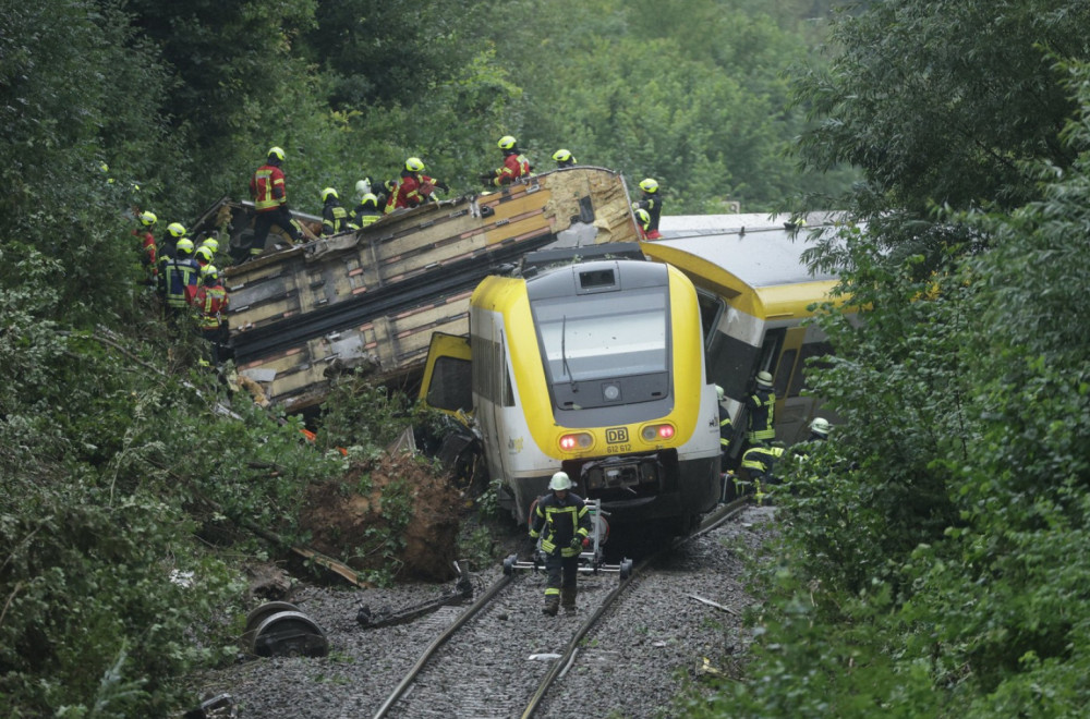 Prve slike i snimci katastrofe u Nemačkoj: Deo voza bez krova, ljudi zarobljeni u vagonima FOTO/VIDEO