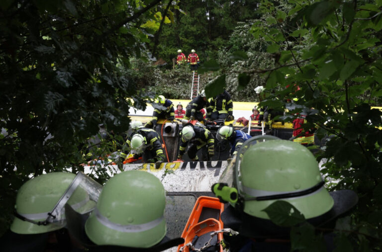 Voz iskočio iz šina, ima mrtvih; Sklanjaju se vagoni u potrazi za ljudima FOTO/VIDEO