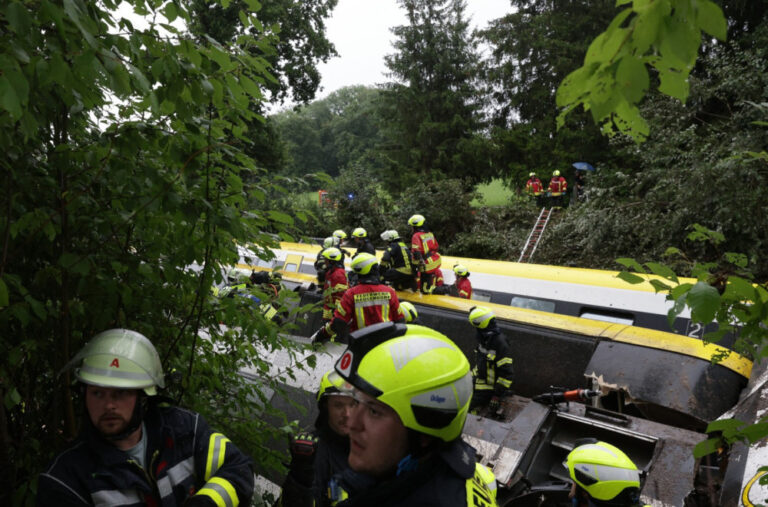 Katastrofa u Njemačkoj: Dio voza bez krova, ljudi zarobljeni u vagonima FOTO