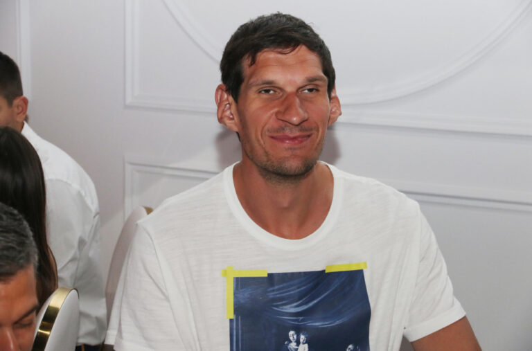 Boban Marjanović trčao go nasred terena: Srpski košarkaš zvezda čuvenog filma VIDEO