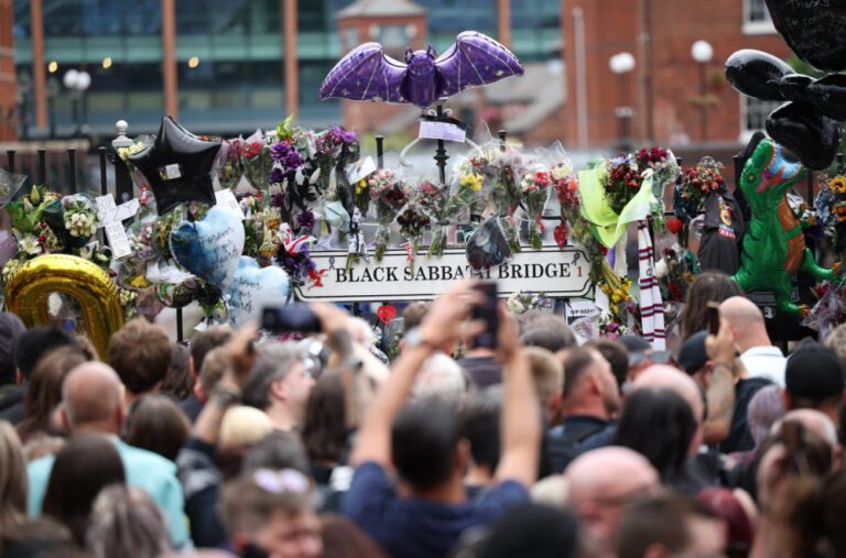 Šeron u suzama, hiljade ljudi na ispraćaju „princa tame“, tu su i poznati FOTO