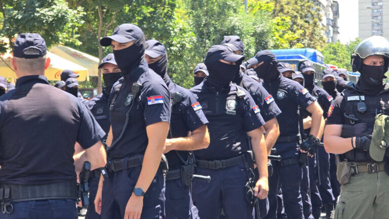 Misterija maski na licima policijaca u Srbiji: Čuvaju li sebe od osvete kriminalaca ili stida?
