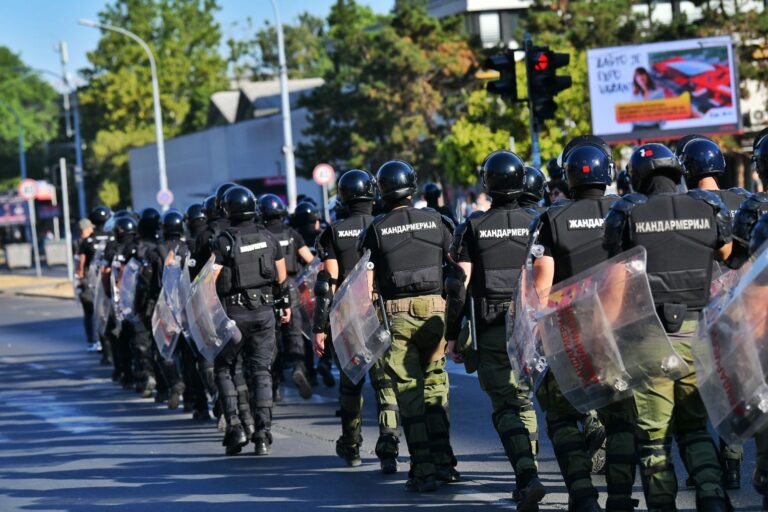 „Pazite da vam ne uhapse bebu“: Slika iz Srbije koja je obišla region