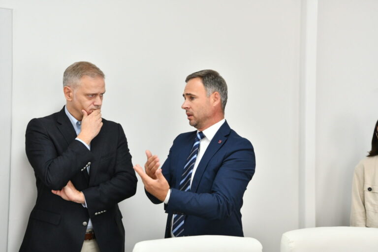 Počeo sastanak opozicije na koji je pozvao Miroslav Aleksić: Studenti i Demokratska stranka nisu došli (FOTO)