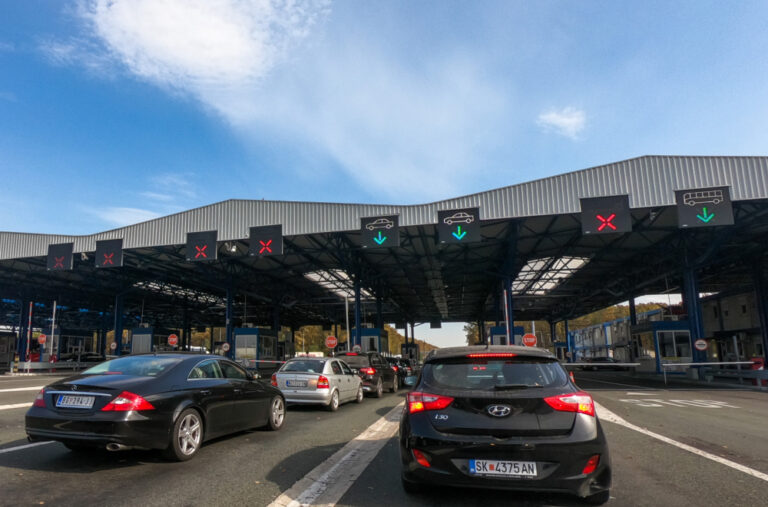 Gužve na granicama: Teretnjaci čekaju dva sata, putnici i do 90 minuta
