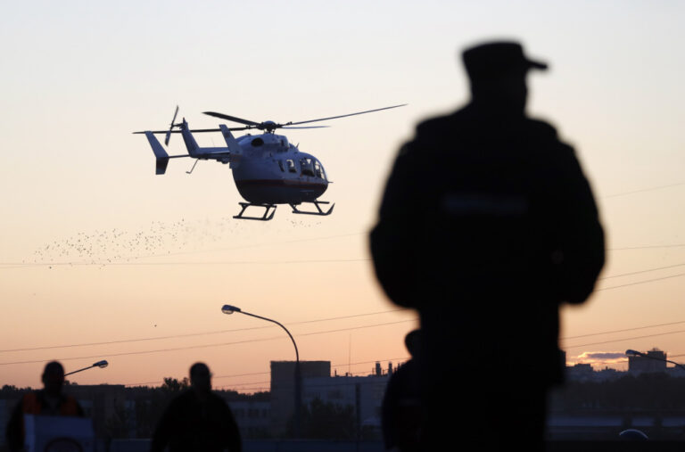 Autobomil se zakucao u autobusko stajalište; Ima povrijeđenih; Vozača jure i helikopteri i psi