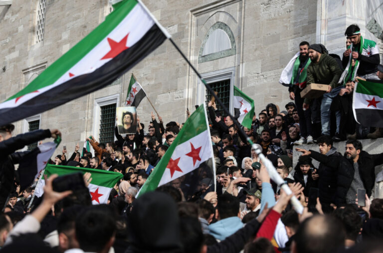 „Džolani, napolje“: Veliki protest Sirijaca u Parizu