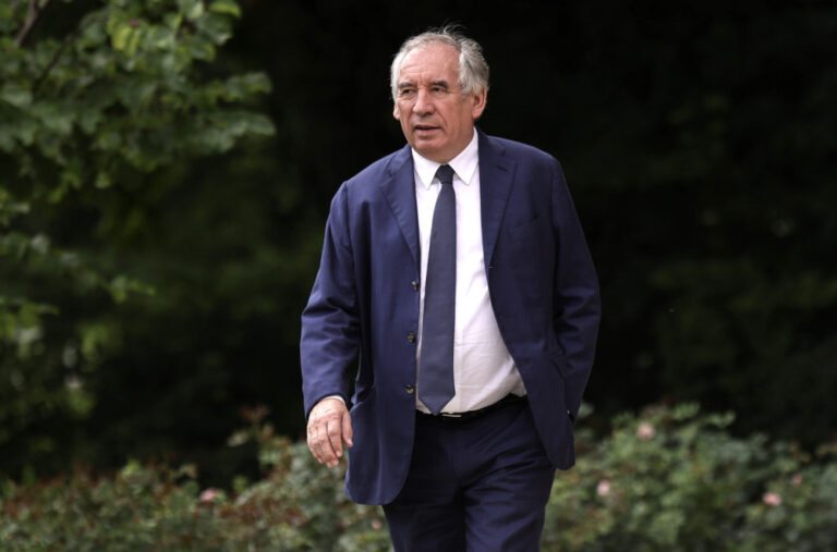 Odbijen prijedlog za izglasavanje nepovjerenja francuskom premijeru