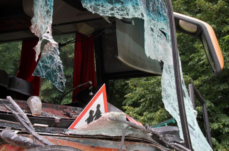 Autobus sa srpskim turistima kamenovan u Grčkoj: Ima povređenih VIDEO