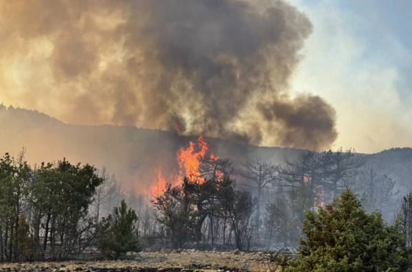 Drama kod Prijepolja: Helikopteri se povukli zbog najavljene oluje, a vatra bukti; Preti katastrofa FOTO/VIDEO